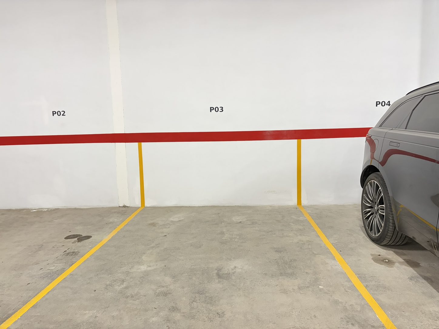 Plazas de parking P02, P03 y P04 numeradas y delimitadas